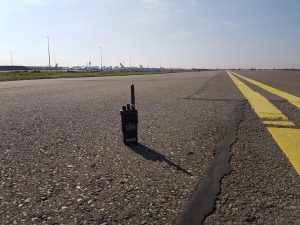 Portofoon op landingsbaan Schiphol